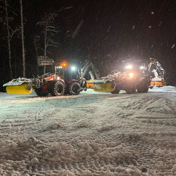 Snørydding med kost og fres